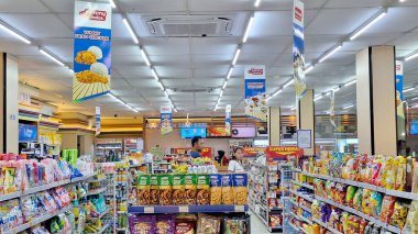 Banjar City, Endonezya - 2 Şubat 2025. Indomaret 'in iç görüntüsü. Endonezya marketi veya Endonezya minimarket.