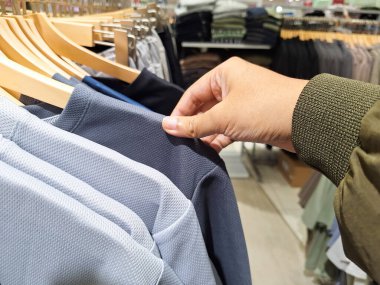 Askılarda renkli kıyafetler ve süpermarketlerde satılıyor..