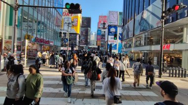 Tokyo, Japonya - Haziran 7219: Tokyo City, Japonya 'da Tokyo Caddesi' nde yürüyen insanlar