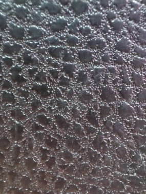 Siyah arkaplanı olan bir arabanın penceresini kapat