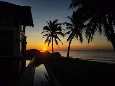 Denizin üzerinde gün batımı.