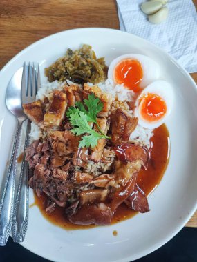 Yumurtalı pilav ve tavuk, Tayland yemeği..