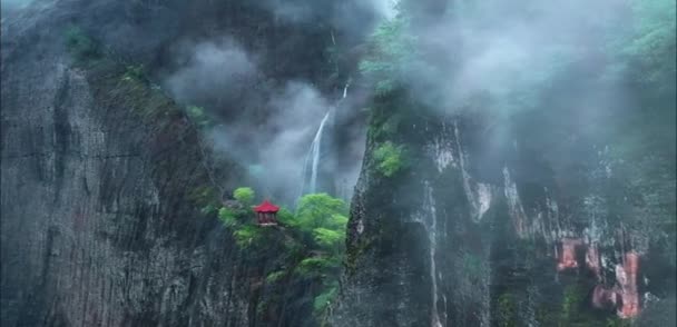 Green Water Aerial View Pavilion Misty Clouds Scenery Mountain Green — Stock Video