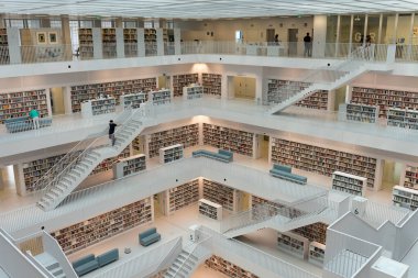 STUTTGART, GERMANY - 16 Temmuz 2023: Yi Mimarlar tarafından tasarlanan ve 21 Ekim 2011 'de açılan Stuttgart Şehir Kütüphanesi' ne geniş açılı bakış açısı