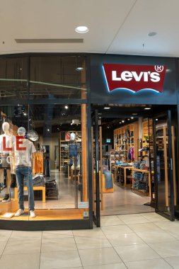 Stuttgart, Almanya - 17 Temmuz 2023 MILANEO Alışveriş Merkezi. Levi Strauss & Co, dünya çapında kot pantolonu markasıyla bilinen özel bir Amerikan giyim şirketidir..