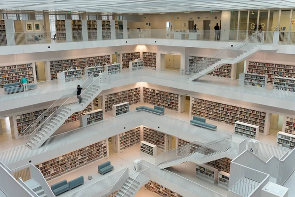 Stuttgart Γερμανια Juli 2023 Εσωτερική Ευρυγώνια Άποψη Της Βιβλιοθήκης Της — Φωτογραφία Αρχείου
