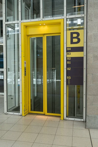 Cabina Cristal Edificio Público Estilo Loft Sector Coche Elevador Amarillo —  Fotos de Stock