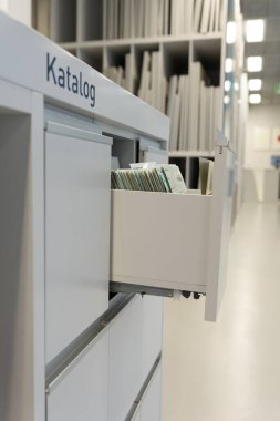 Belgelerle birlikte masadan çıkarıldı. Belgeli arşiv odası. Belgelerle dolu rafı çek.