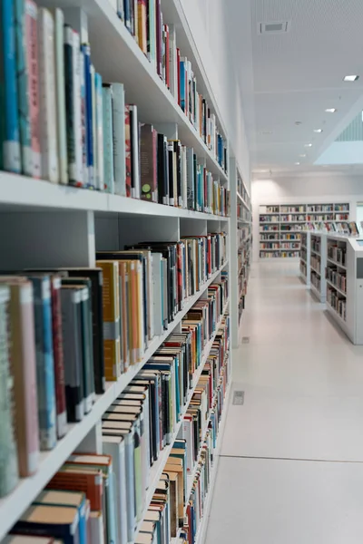Λευκά Ράφια Βιβλιοθήκης Στη Βιβλιοθήκη Στα Οποία Υπάρχουν Πολλά Βιβλία — Φωτογραφία Αρχείου