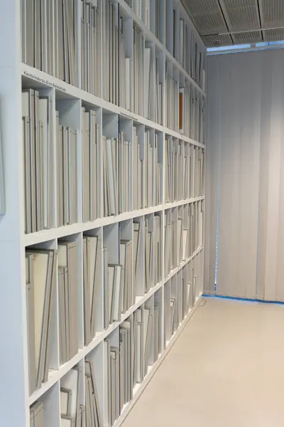 Ένας Τοίχος Ράφια Γεμάτα Έγγραφα Στο Γραφείο Μεγάλο Αρχείο Εγγράφων — Φωτογραφία Αρχείου