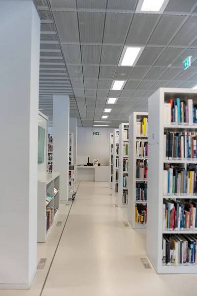 Witte Boekenplanken Bibliotheek Waarop Veel Boeken Staan Een Groot Aantal — Stockfoto