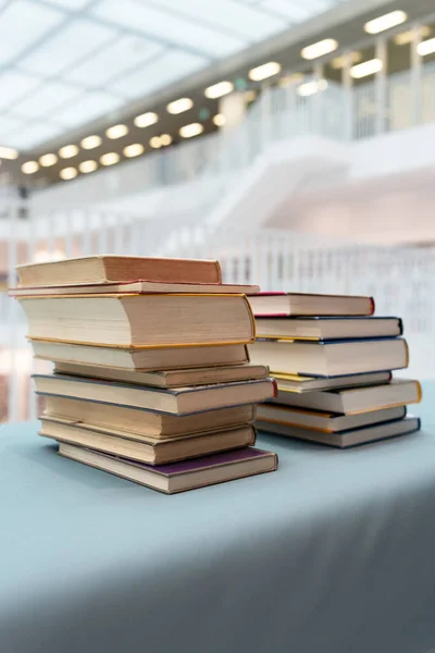 Hay Muchos Libros Sobre Mesa Una Gran Pila Libros Recogen —  Fotos de Stock