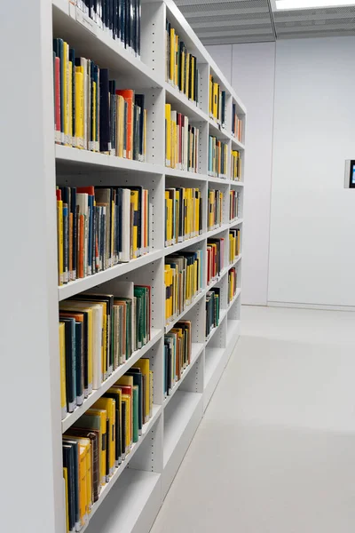 Белые Книжные Полки Библиотеке Которых Много Книг Большое Количество Книжных — стоковое фото
