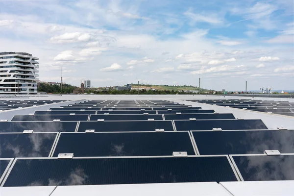 Rückgewinnbare Energie Ökostrom Deutschland Billiger Strom Solarmodule lizenzfreie Stockfotos