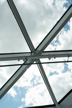 Geometrik cam kubbe. Modern tavan mimarisi. Arka plan olarak çelik yapı geometri inşaatı. Cam çatı, şeffaf çatı..
