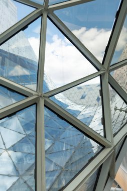 Mimarideki binaların modern tasarımı. Avrupa 'nın merkezinde güzel bir bina. Modern bir binada bal peteği şeklinde lekeli camlar..