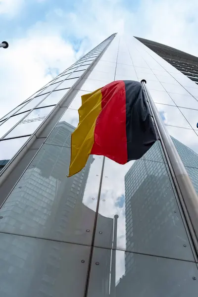 독일의 국기는 하늘을 클로즈업 독일의 깃발을 닫습니다 독일의 거리에 공화국의 — 스톡 사진