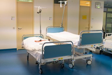 Modern bir hastanede konforlu tıbbi gereçleri olan bir yatak. Uygun tıbbi gereçleri olan ücretsiz yataklar.