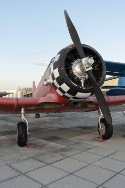 Kuzey Amerika AT-6A Teksaslı. Tarihi bir uçağın pervanesi. Çelik modeli antik savaş uçağı..