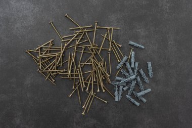 Evde tadilat, montaj için vida seti. Masada vida ve plastik pirzola var..