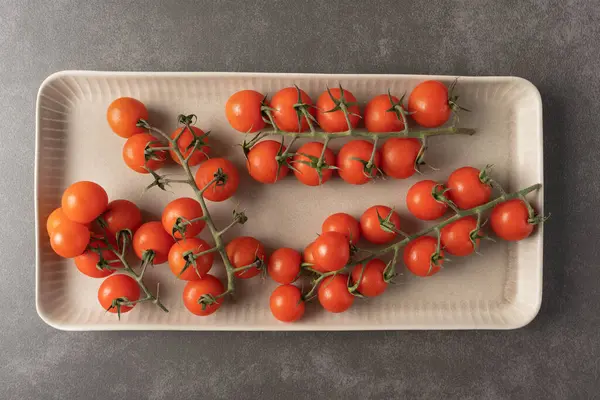 Ντομάτες Κλαρί Μικρές Ντομάτες Ένα Πιάτο Γκρι Φόντο — Φωτογραφία Αρχείου