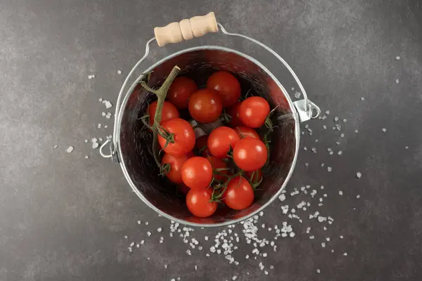Κουβάς Ψευδάργυρος Χερούλι Γεμισμένος Ντομάτες Από Κοντά Ντομάτες Κεράσι Μαζεμένες — Φωτογραφία Αρχείου