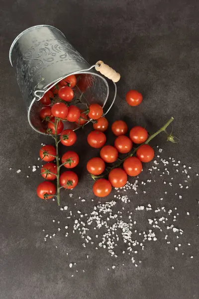 Ντομάτες Κεράσι Μαζεμένες Κουβά Ντομάτες Χύθηκαν Από Τον Κουβά — Φωτογραφία Αρχείου