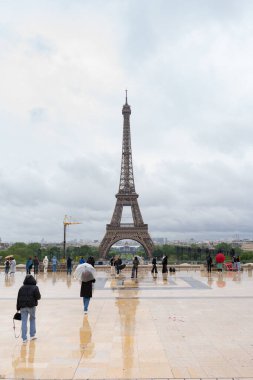 Paris, Fransa, 16 Mai 2024. Eyfel Kulesi. Paris 'in manzaraları. Eyfel Kulesi 'nin güzel manzarası.