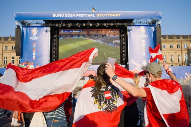 Stuttgart, Almanya, 25 Haziran 2024. EURO 2024 'te Avusturya milli takımının taraftarları. Futbol taraftarları, takımlarının zaferiyle bayrak sallıyor..