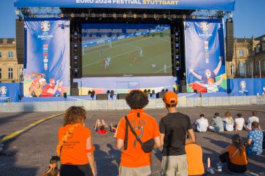 Stuttgart, Almanya, 25 Haziran 2024. EURO 2024 'ün grup aşaması. Stuttgart 'taki fan bölgesi. Hollanda Millî Futbol Takımı taraftarları EURO 2024 yenilgisinden hayal kırıklığına uğradılar.
