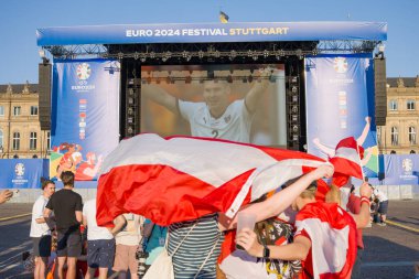 Stuttgart, Almanya, 25 Haziran 2024. EURO 2024 'te Avusturya milli takımının taraftarları. Futbol taraftarları, takımlarının zaferiyle bayrak sallıyor..