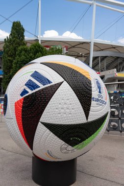 Stuttgart, Almanya, 24 Haziran 2024. Resmi Euro 2024 futbol topu. Almanya 'da düzenlenen Avrupa Futbol Şampiyonası. Stuttgart 'taki stadyum..