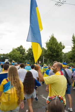 Stuttgart, Almanya, 26 Haziran 2024. Almanya 'daki Ukraynalı futbol taraftarları. Ukraynalı futbol taraftarları EURO 2024 için Almanya 'daki stadyuma gidiyorlar..