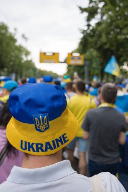 Almanya 'daki Ukraynalı futbol taraftarları. Ukrayna Milli Takımı 'nın bir futbol taraftarı ulusal sembollü bir şapka takıyor..