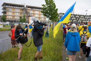 Stuttgart, Almanya, 26 Haziran 2024. EURO 2024, Almanya 'da gazetecilerin çalışmaları. Almanya 'da TV gazetecileri EURO 2024' te yayın yapıyor