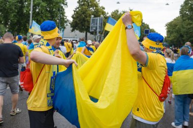 Stuttgart, Almanya, 26 Haziran 2024. Almanya 'daki Ukraynalı futbol taraftarları. Futbol taraftarları, Avrupa Futbol Şampiyonası için takımlarını desteklemeye geldiler..