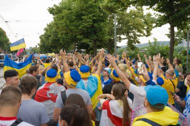 Stuttgart, Almanya, 26 Haziran 2024. Almanya 'daki Ukraynalı futbol taraftarları. Ukraynalı futbol taraftarları EURO 2024 için Almanya 'daki stadyuma gidiyorlar..