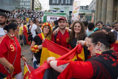 Stuttgart, Almanya, 05 Temmuz 2024. İspanya maçın ekstra zamanında Almanya 'yı yendi. İspanya taraftarları takımlarının zaferini Stuttgart 'ın merkez meydanında kutladılar.