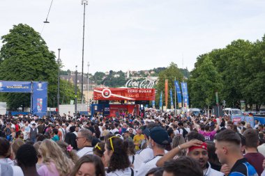 Stuttgart, Almanya, 5 Temmuz 2024. Coca Cola markası, futbol şampiyonasının resmi ortağıdır. Şekersiz Coca Cola. Sokakta bir sürü futbol hayranı var..