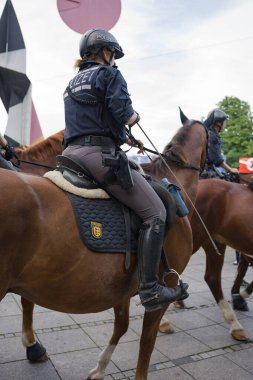 Stuttgart, Almanya, 5 Temmuz 2024. Baden-Wuertenberg 'deki Stuttgart Atlı Polisi. Almanya 'da Stuttgart' ta at süren bir polis..