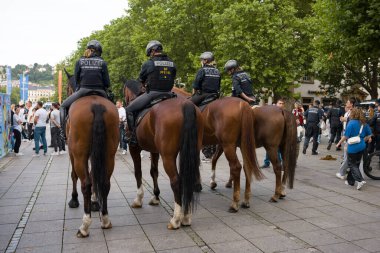 Stuttgart, Almanya, 5 Temmuz 2024. Baden-Wuertenberg 'deki Stuttgart Atlı Polisi. Spor müsabakaları sırasında sokakta devriye gezen polis memurları.