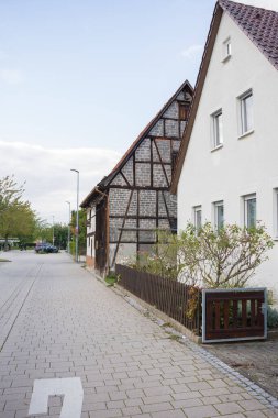 Döşeme çatılı ve ahşap kapılı eski bir Alman evi. Zamanın patinajıyla süslenmiş sıcacık faade, Almanya 'nın sıcaklığını ve konukseverliğini yansıtıyor..