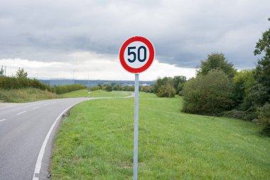 Hız limiti saatte 50 km. Trafik kuralları böyle. Ehliyet kursu. Hıza uyum.
