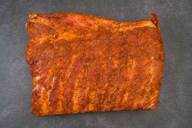 Bir parça terbiye edilmiş et yakından çekiliyor. Et ürünleri yakın planda. Salamurada taze et