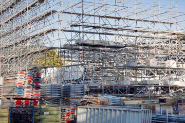 Stuttgart, Almanya 6 Ocak 2025. İnşaat alanındaki inşaat iskelelerinden yapılmış çok katmanlı yapılar. Almanya 'daki bir inşaat sahasının iskelesi ve iskelesi çok sayıda..