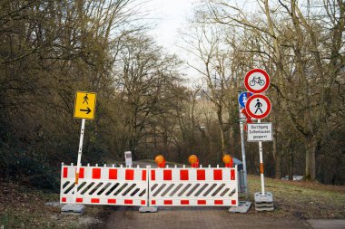Stuttgart, Almanya 25 Şubat 2025. Almanya 'da yol işaretleri olan bir yaya yolunda geçici eskrim. Yol çalışması veya tamirat sırasında Almanya 'da güvenliğe yönelik organize bir yaklaşım.