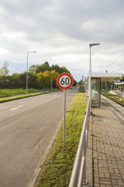 Batan güneş ve yol tabelası.