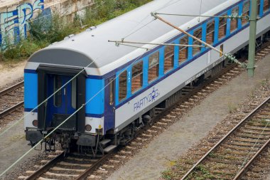 Stuttgart, Almanya, 12 Kasım 2024. Mavi tren vagonu yan tarafta. Stuttgart 'ın partisi ve eğlence treni.