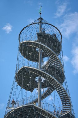 Stuttgart, Almanya 20 Mai 2025. Stuttgart 'taki spiral demir kule. Sarmal bir metal merdiven parlak mavi bir gökyüzüne yükselir ve dingin bir arka plana karşı modern bir mimari tasarım sergiler..