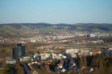 Stuttgart, Almanya 20 Mai 2025. Stuttgart 'taki MHP Arena futbol stadyumunun en üst manzarası. Stuttgart 'ta kentsel gelişimle çevrili bir futbol stadyumu.